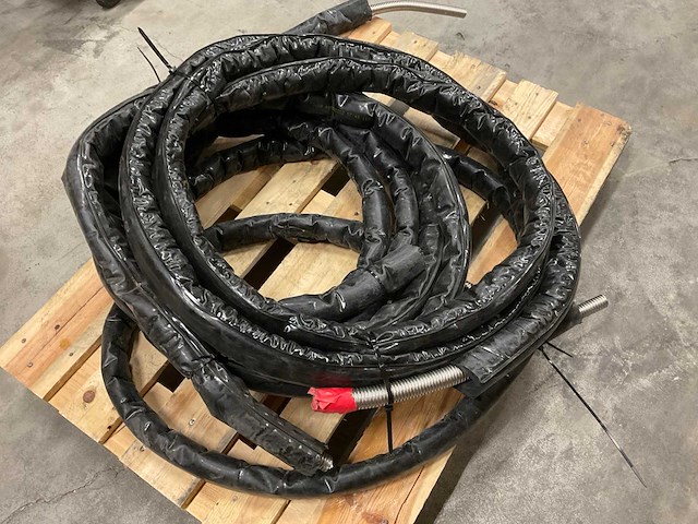 Buis met mantel - afbeelding 2 van  2