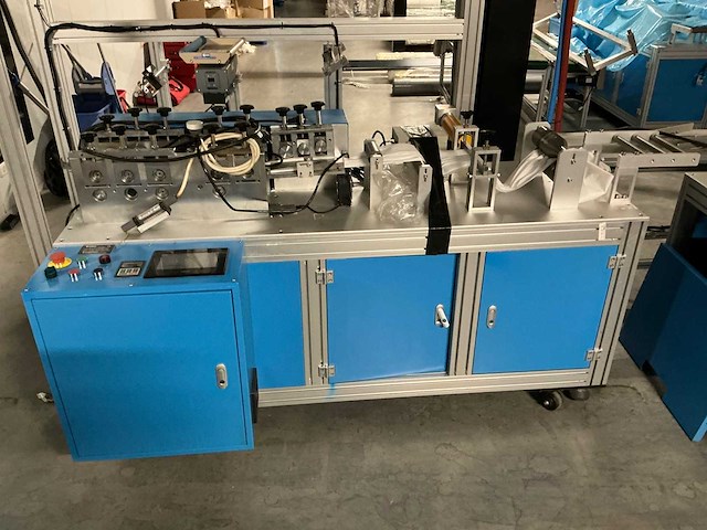 Buiten gebruik gestelde mondkapjes productielijn - afbeelding 3 van  12