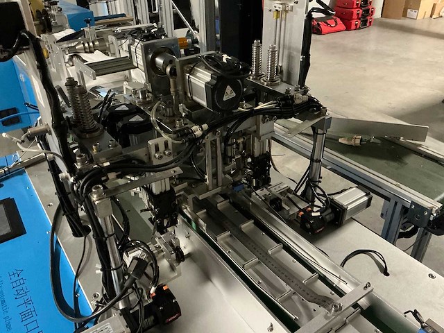 Buiten gebruik gestelde mondkapjes productielijn - afbeelding 7 van  12