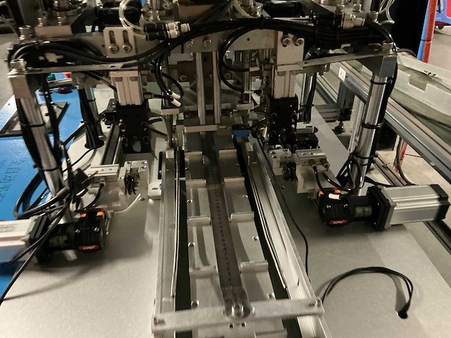 Buiten gebruik gestelde mondkapjes productielijn - afbeelding 8 van  12