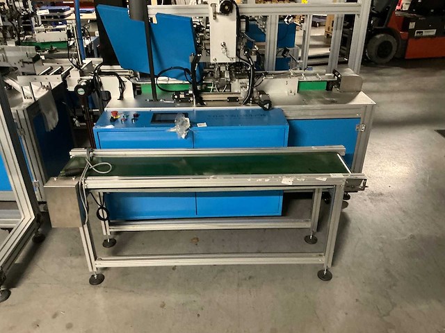 Buiten gebruik gestelde mondkapjes productielijn - afbeelding 2 van  14