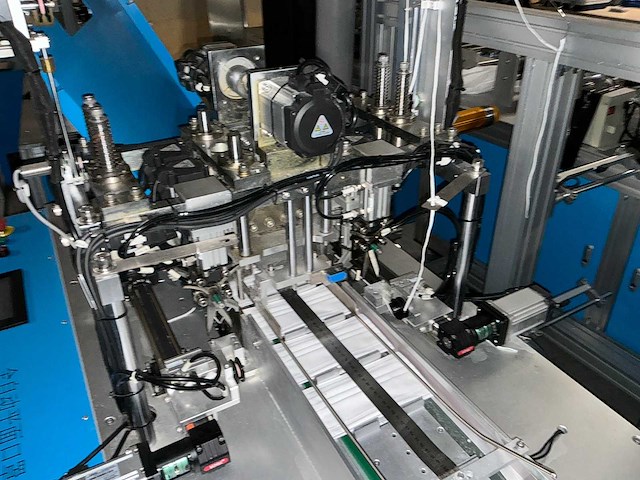 Buiten gebruik gestelde mondkapjes productielijn - afbeelding 5 van  14