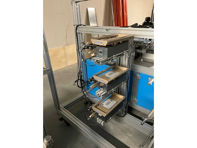 Buiten gebruik gestelde mondkapjes productielijn - afbeelding 9 van  14