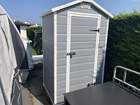 Buitendouche met warmwatergeiser eccotemp en kunststoffen douchehuisje keter met ingebouwde afvoer. geiser ...