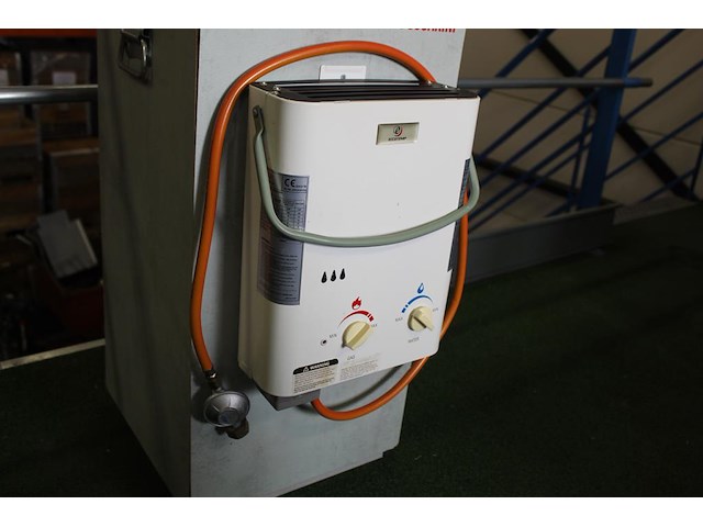 Buitendouche met warmwatergeiser eccotemp en kunststoffen douchehuisje keter met ingebouwde afvoer. geiser ... - afbeelding 3 van  9