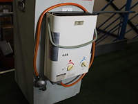 Buitendouche met warmwatergeiser eccotemp en kunststoffen douchehuisje keter met ingebouwde afvoer. geiser ... - afbeelding 3 van  9