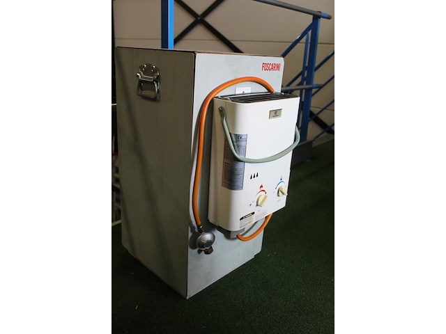 Buitendouche met warmwatergeiser eccotemp en kunststoffen douchehuisje keter met ingebouwde afvoer. geiser ... - afbeelding 4 van  9