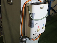 Buitendouche met warmwatergeiser eccotemp en kunststoffen douchehuisje keter met ingebouwde afvoer. geiser ... - afbeelding 4 van  9