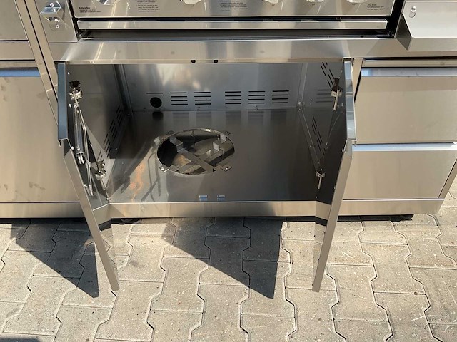 Buitenkeuken koelkast-hoek-wasbak-grill bbq - afbeelding 17 van  37