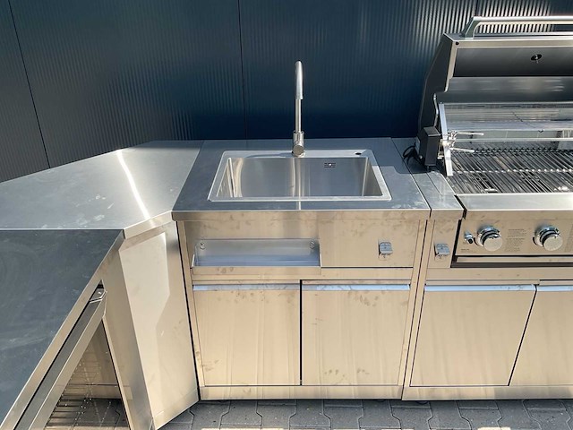 Buitenkeuken koelkast-hoek-wasbak-grill-burner bbq - afbeelding 34 van  39
