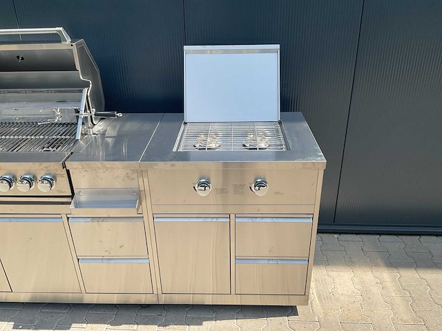 Buitenkeuken koelkast-hoek-wasbak-grill-burner bbq - afbeelding 35 van  39