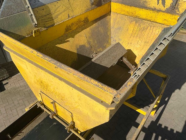 Bunker met transport band - afbeelding 11 van  24