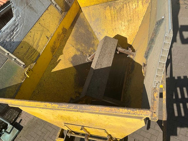 Bunker met transport band - afbeelding 16 van  24