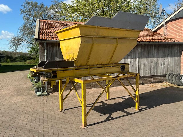 Bunker met transport band - afbeelding 12 van  24