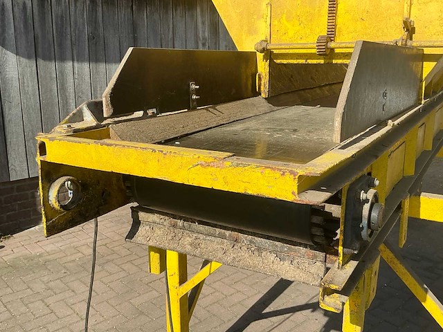 Bunker met transport band - afbeelding 19 van  24