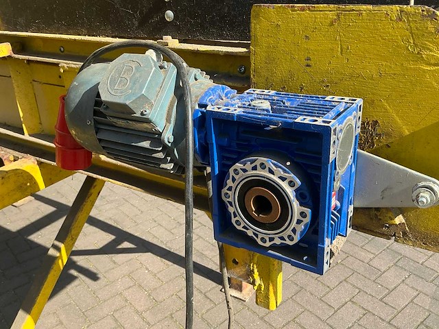 Bunker met transport band - afbeelding 21 van  24