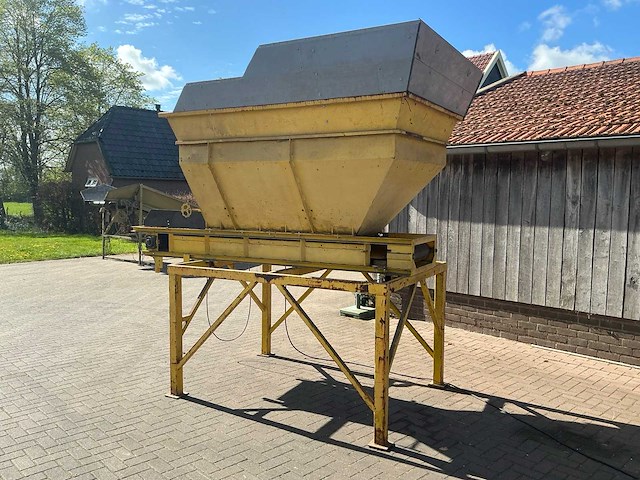 Bunker met transport band - afbeelding 18 van  24