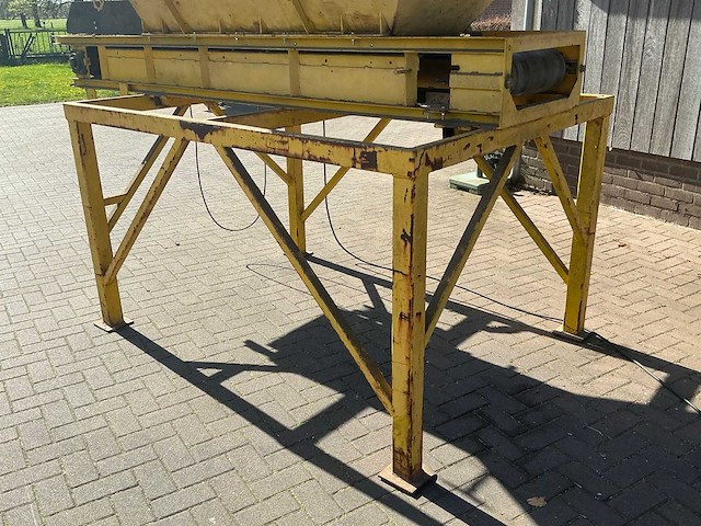 Bunker met transport band - afbeelding 19 van  24