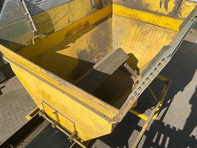 Bunker met transport band - afbeelding 23 van  24