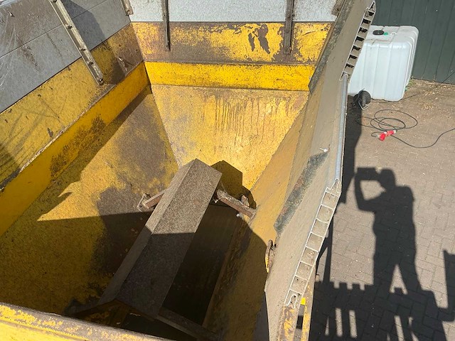 Bunker met transport band - afbeelding 24 van  24