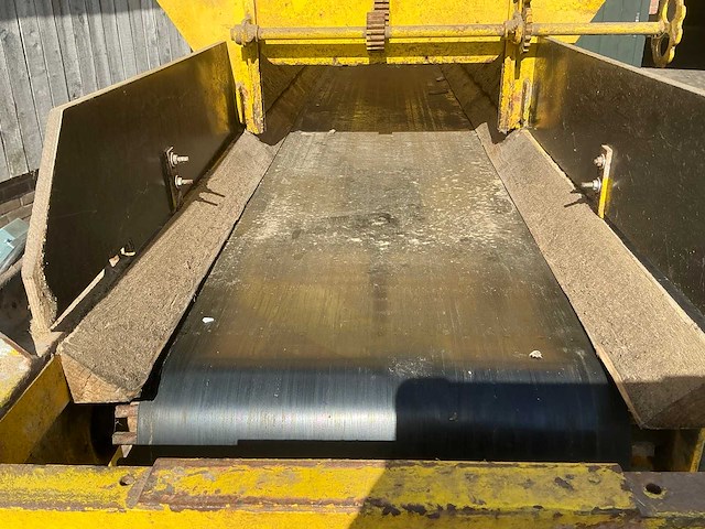 Bunker met transport band - afbeelding 12 van  24