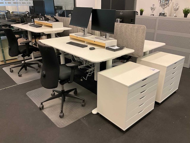 Bureau, bureaustoel en ladeblok (4x) - afbeelding 1 van  21