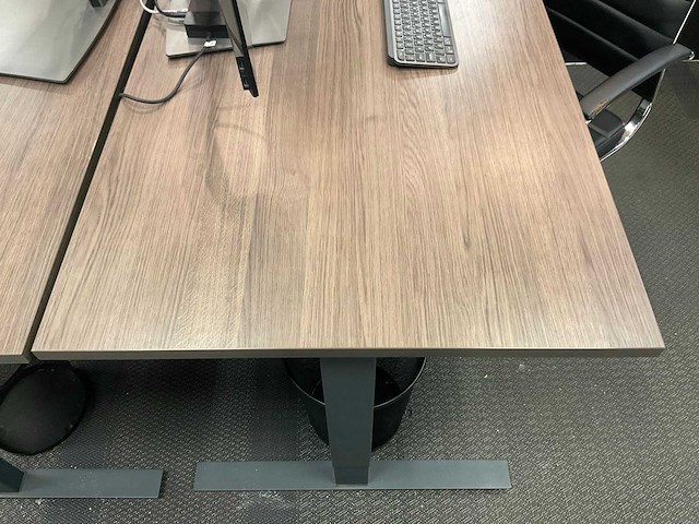 Bureau + dell 27” schermen + bureaustoel - afbeelding 2 van  8