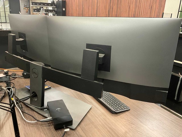 Bureau + dell 27” schermen + bureaustoel - afbeelding 4 van  8