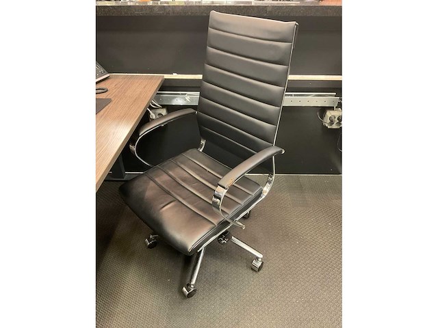 Bureau + dell 27” schermen + bureaustoel - afbeelding 7 van  8