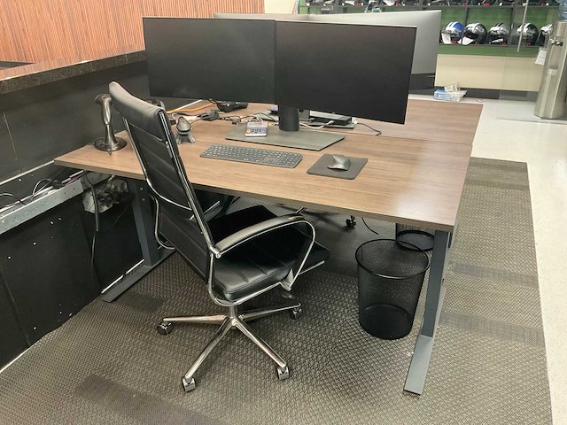 Bureau + dell 27” schermen + bureaustoel - afbeelding 1 van  8