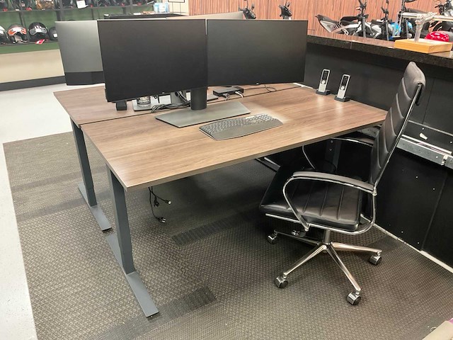 Bureau + dell 27” schermen + bureaustoel - afbeelding 1 van  8