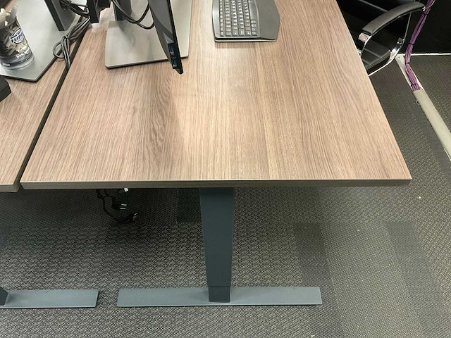 Bureau + dell 27” schermen + bureaustoel - afbeelding 2 van  8