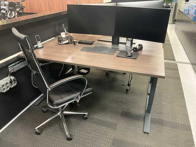 Bureau + dell 27” schermen + bureaustoel - afbeelding 1 van  8