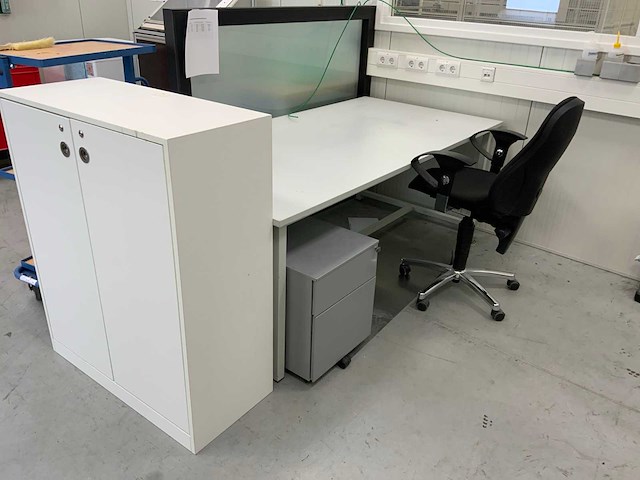 Bureau inclusief werkstoel, 2 ladenblokken en werkplaatskast - afbeelding 2 van  8