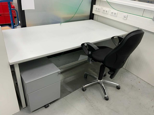 Bureau inclusief werkstoel, 2 ladenblokken en werkplaatskast - afbeelding 3 van  8
