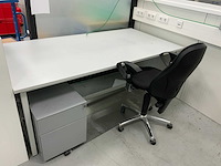 Bureau inclusief werkstoel, 2 ladenblokken en werkplaatskast - afbeelding 3 van  8