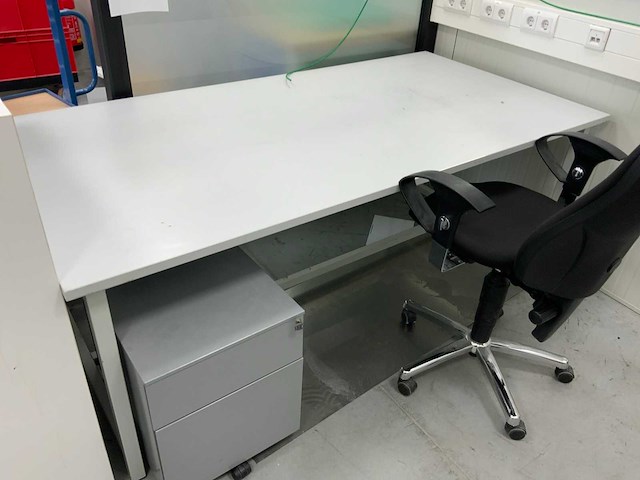 Bureau inclusief werkstoel, 2 ladenblokken en werkplaatskast - afbeelding 7 van  8
