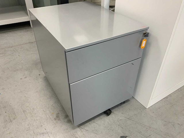 Bureau inclusief werkstoel, 2 ladenblokken en werkplaatskast - afbeelding 8 van  8