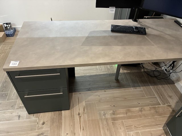 Bureau met afmeting 220 x 90 x 82 cm met 2 laden. - afbeelding 1 van  4