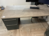 Bureau met afmeting 220 x 90 x 82 cm met 2 laden. - afbeelding 1 van  4