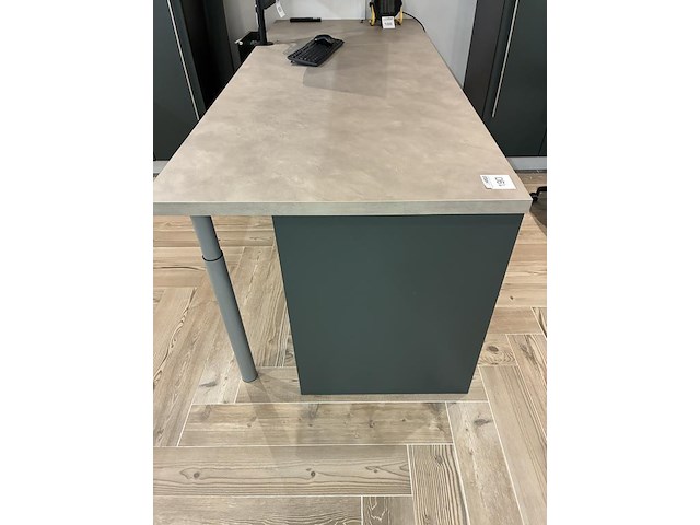 Bureau met afmeting 220 x 90 x 82 cm met 2 laden. - afbeelding 2 van  4