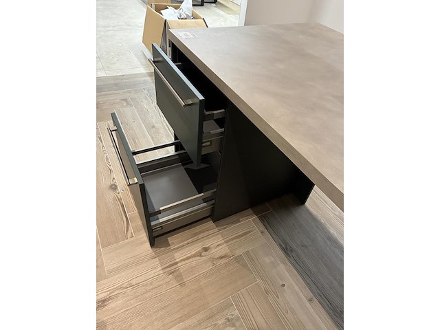 Bureau met afmeting 220 x 90 x 82 cm met 2 laden. - afbeelding 4 van  4