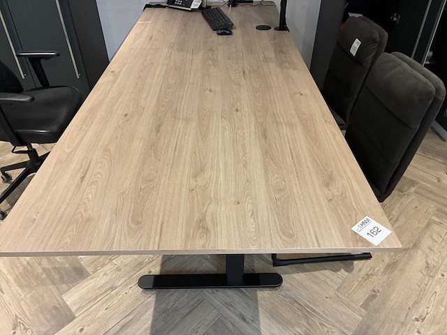 Bureau met afmeting 250 x 100 cm. in hoogte verstelbaar. - afbeelding 1 van  3
