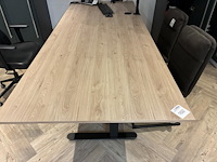 Bureau met afmeting 250 x 100 cm. in hoogte verstelbaar. - afbeelding 1 van  3