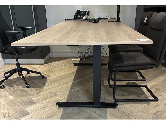 Bureau met afmeting 250 x 100 cm. in hoogte verstelbaar. - afbeelding 2 van  3