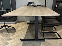 Bureau met afmeting 250 x 100 cm. in hoogte verstelbaar. - afbeelding 2 van  3