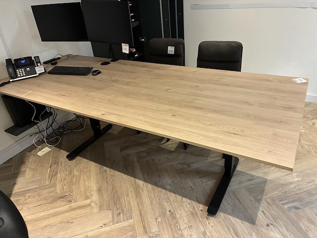 Bureau met afmeting 250 x 100 cm. in hoogte verstelbaar. - afbeelding 3 van  3