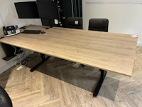 Bureau met afmeting 250 x 100 cm. in hoogte verstelbaar. - afbeelding 3 van  3