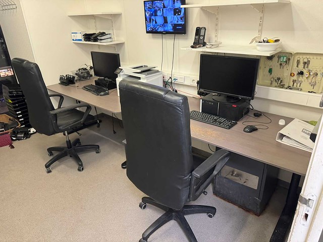 Bureau met bureaustoel (2x) - afbeelding 1 van  4