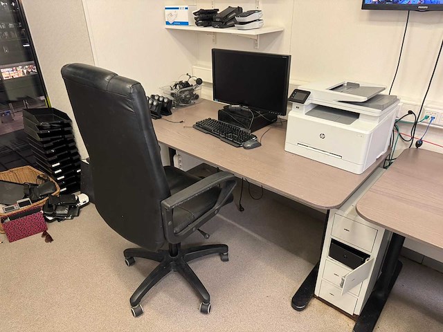 Bureau met bureaustoel (2x) - afbeelding 2 van  4